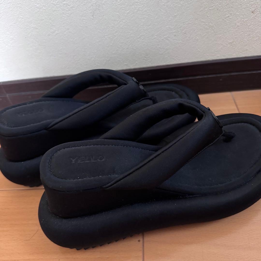YELLO 【TOKYO BLACK TONGS SANDALS】新品