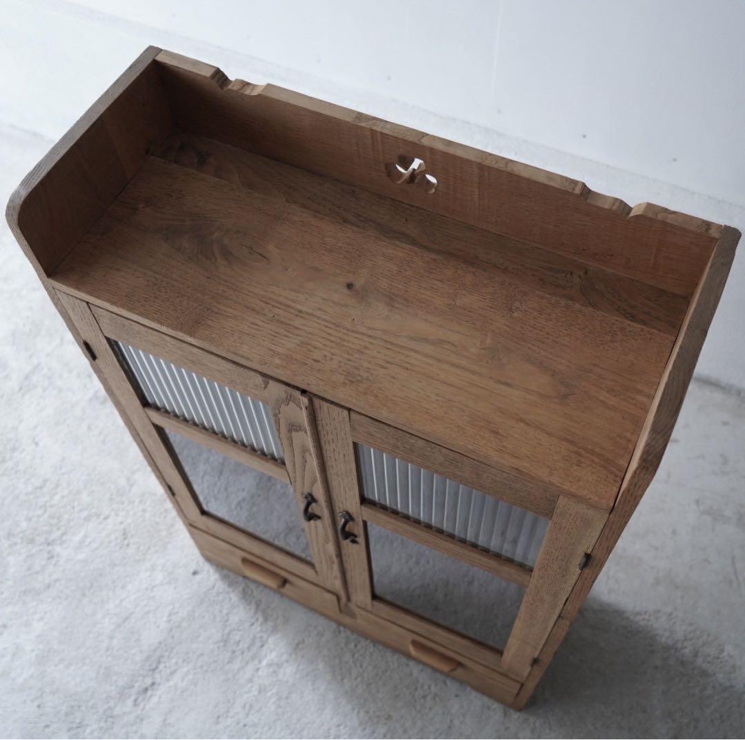 古い開き戸のキャビネット