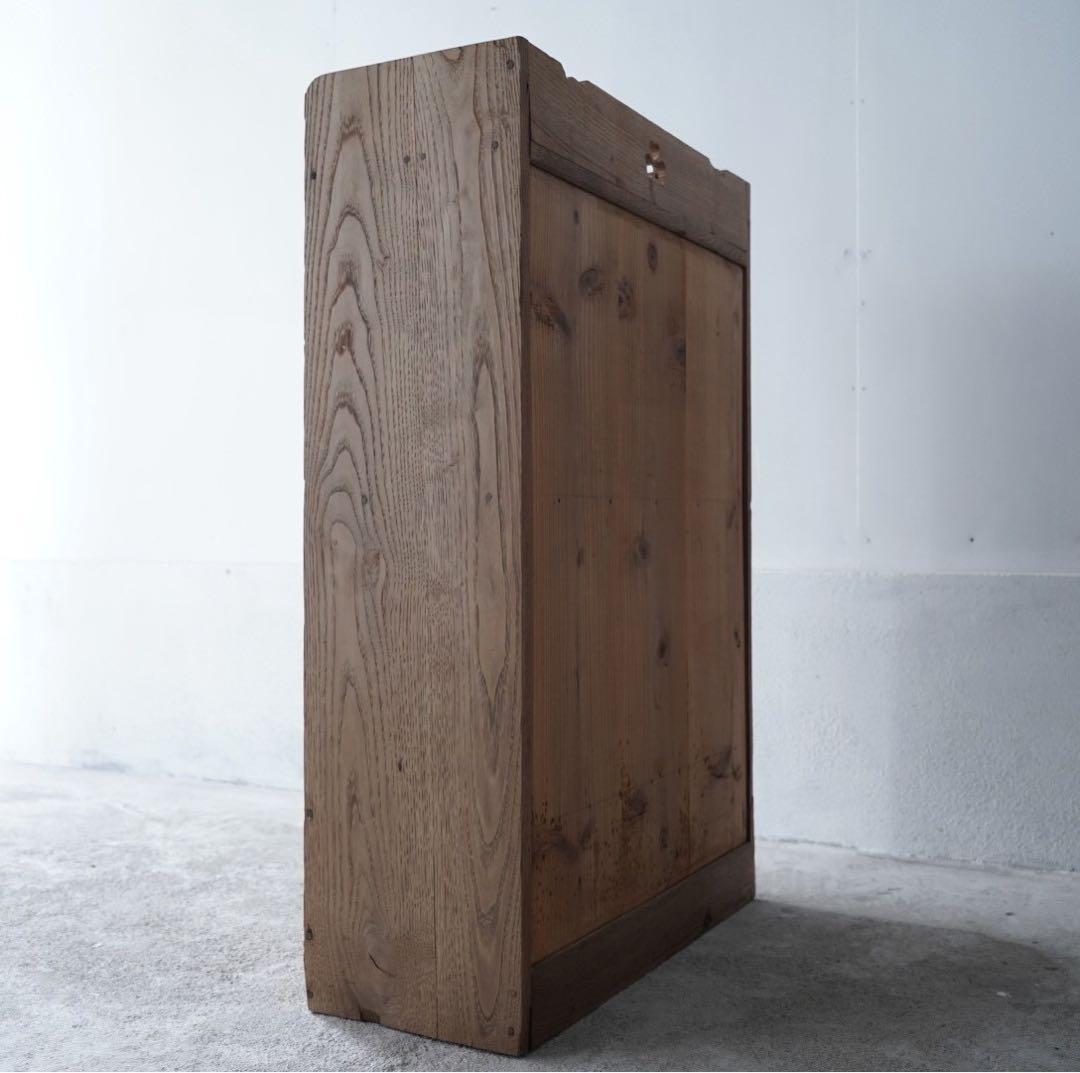 古い開き戸のキャビネット