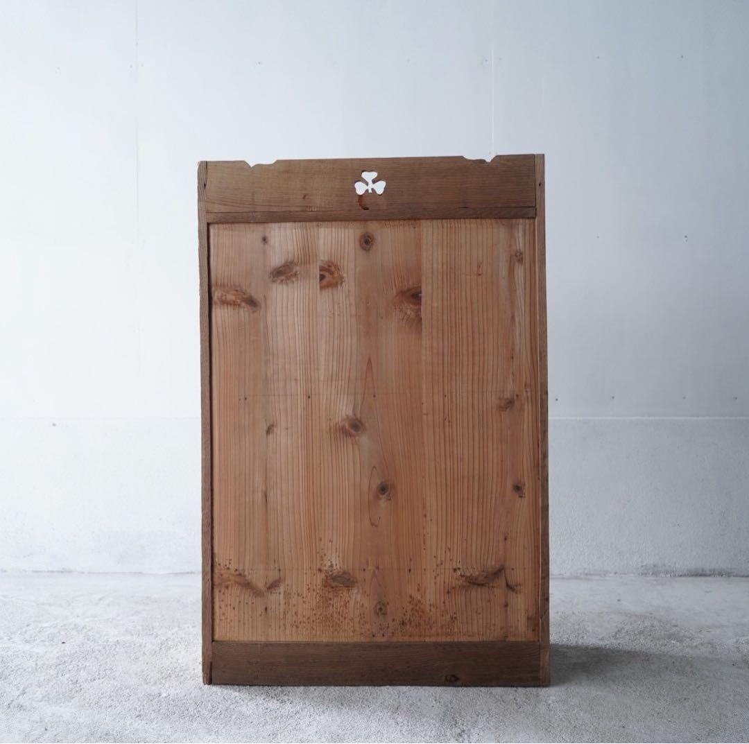 古い開き戸のキャビネット