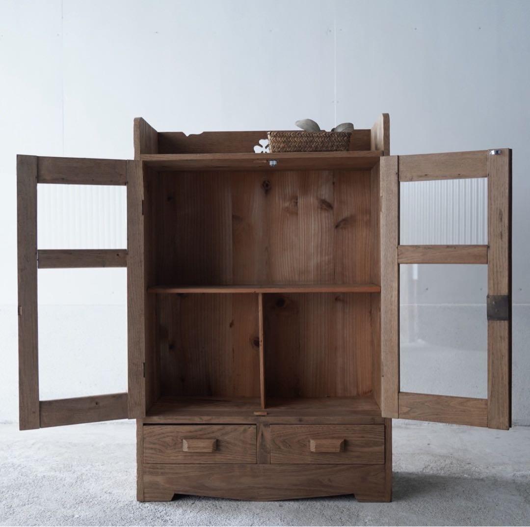 古い開き戸のキャビネット