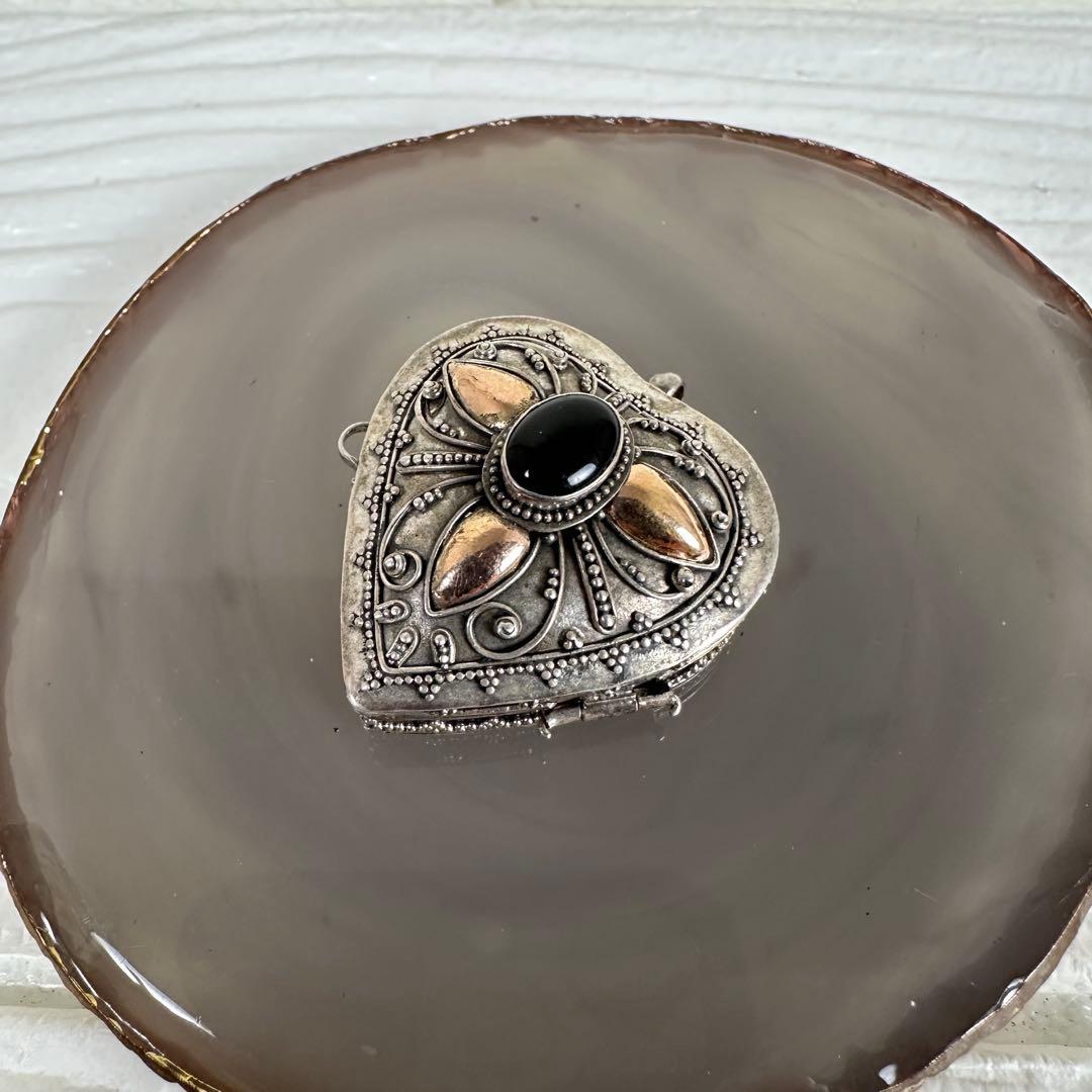 925 シルバー ハート型ロケットペンダント 黒石 ビンテージ デザイン 彫金