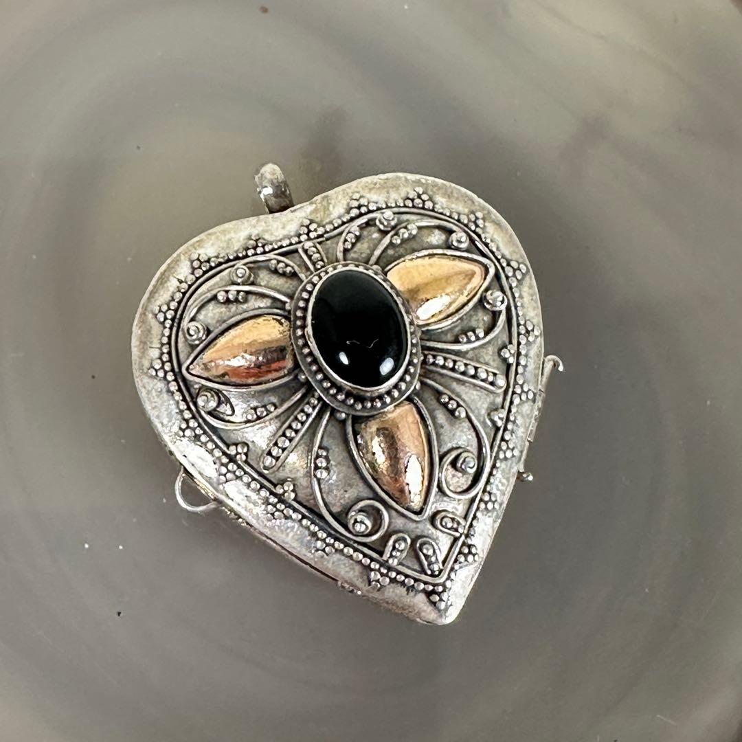 925 シルバー ハート型ロケットペンダント 黒石 ビンテージ デザイン 彫金