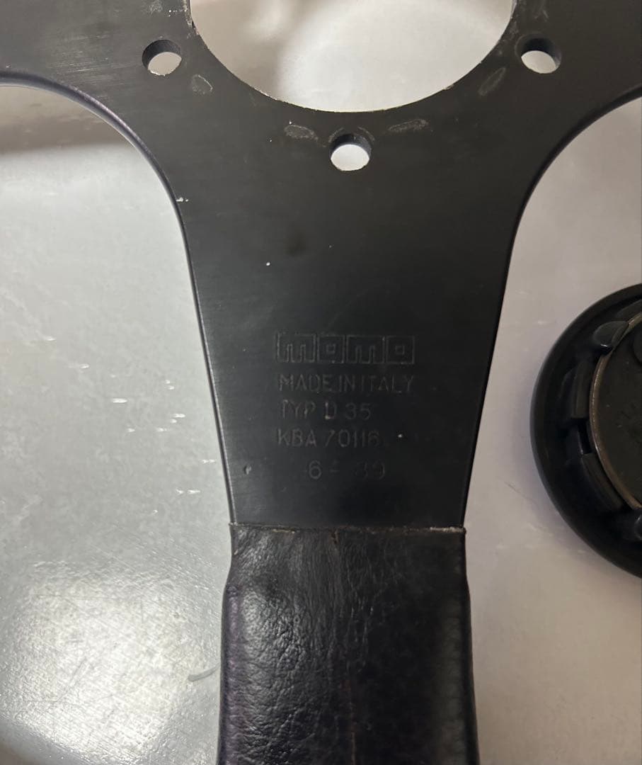 momoステアリング モデナ