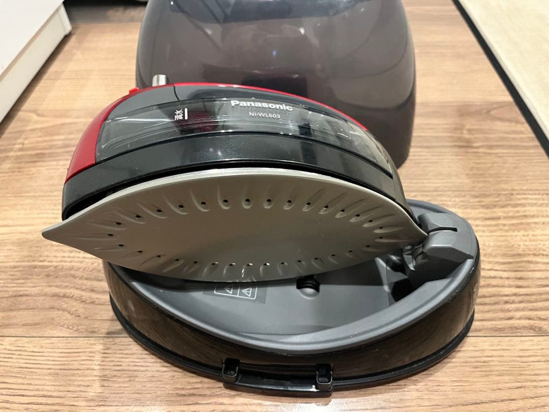 Panasonicレッド アイロンパナソニック コードレススチームWヘッド