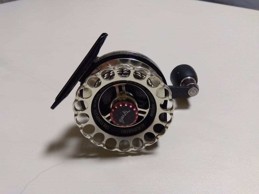 黒鯛工房・アスリートレーサー65HGーGB（左）