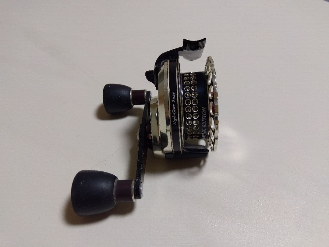 黒鯛工房・アスリートレーサー65HGーGB（左）