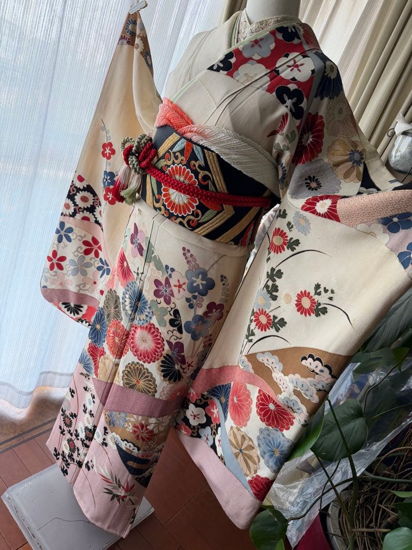 振袖フルセット ベージュホワイト 古典柄 金彩 手刺繍