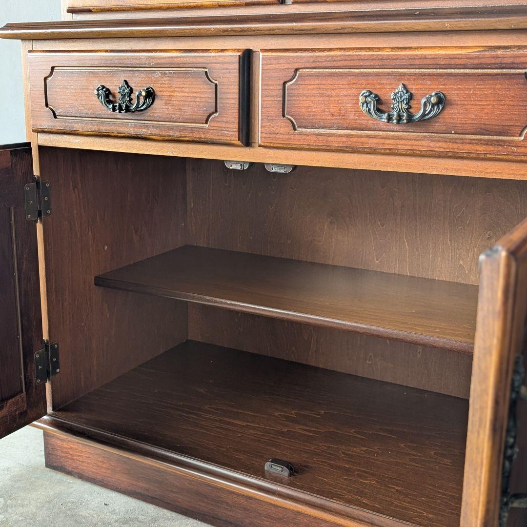 【古家具】カリモク家具 コロニアルシリーズのヴィンテージな食器棚　キッチンボード