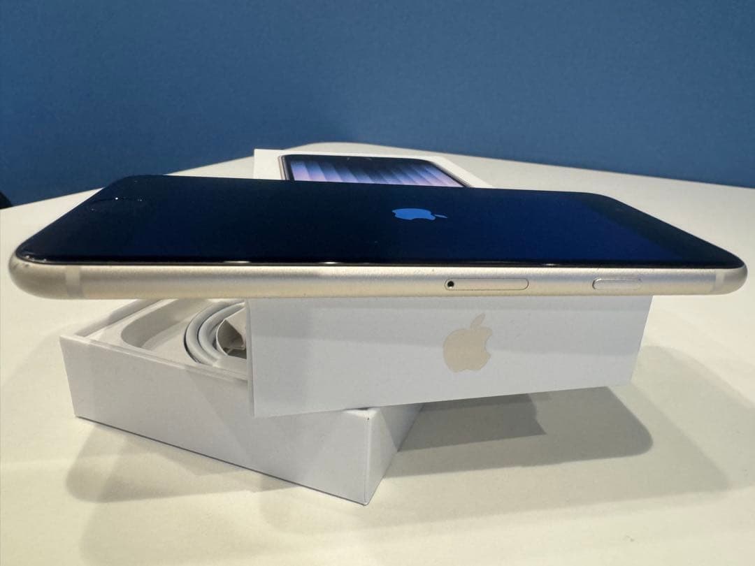 Apple iPhone SE (第3世代) Starlight64G 本体