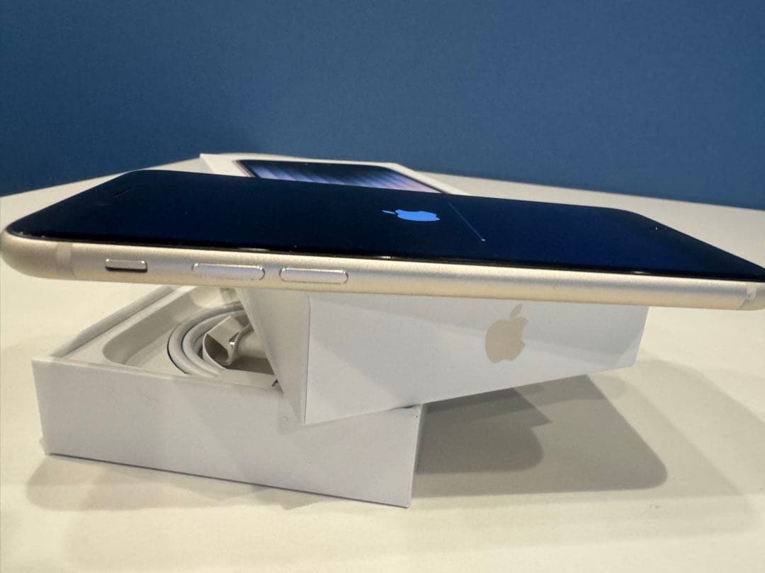 Apple iPhone SE (第3世代) Starlight64G 本体