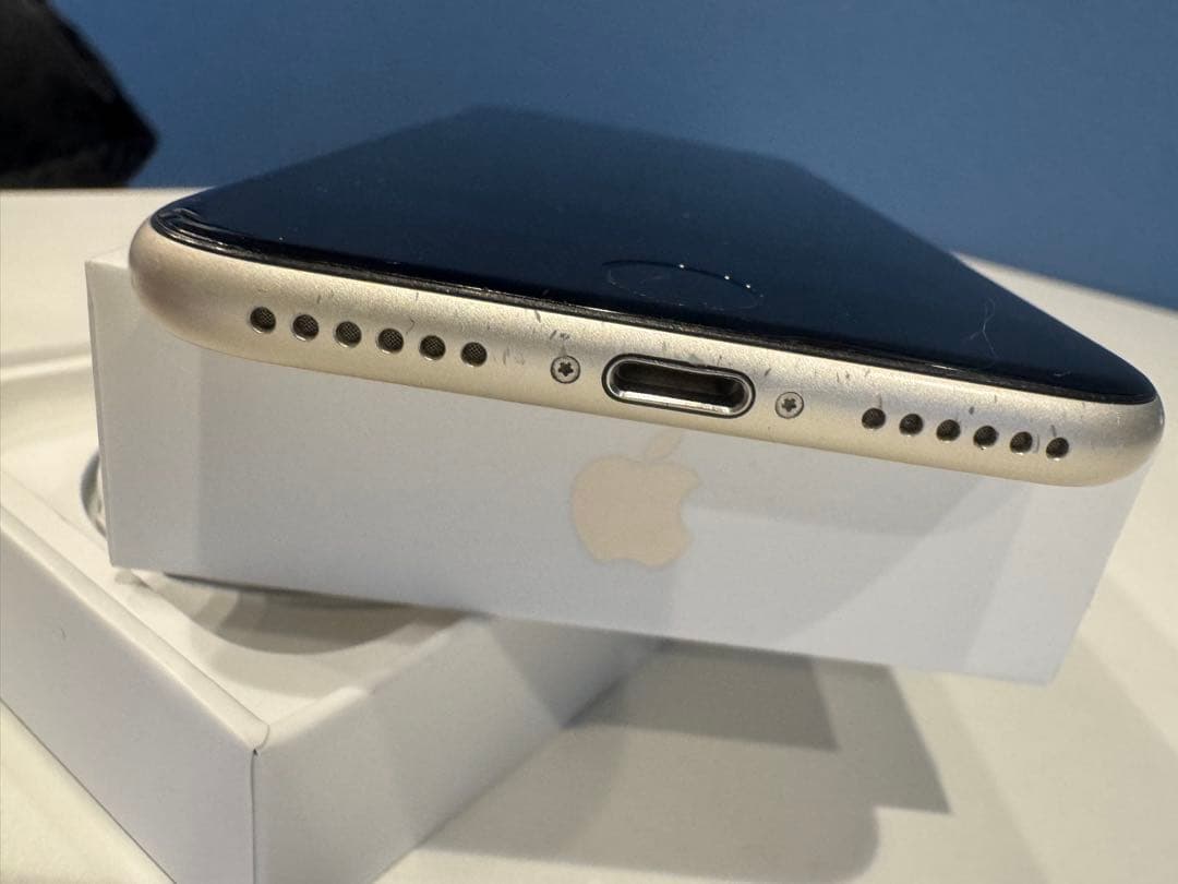 Apple iPhone SE (第3世代) Starlight64G 本体