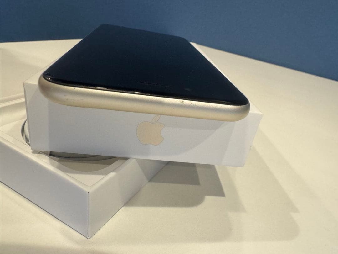 Apple iPhone SE (第3世代) Starlight64G 本体