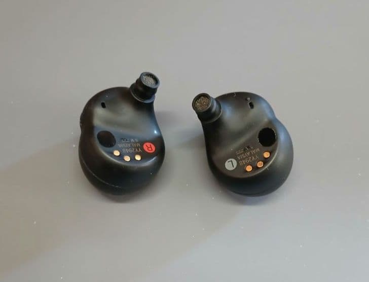 SONY　WF-1000XM4　ワイヤレス　ノイズキャンセリング　イヤホン　①