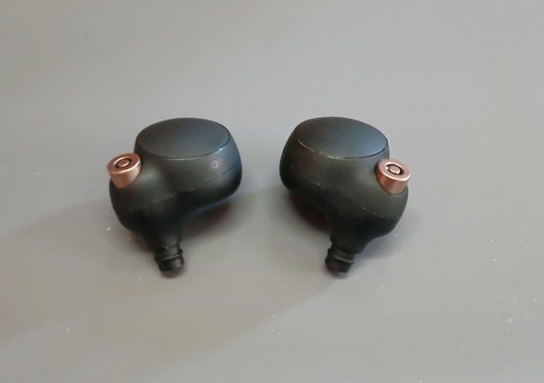 SONY　WF-1000XM4　ワイヤレス　ノイズキャンセリング　イヤホン　①