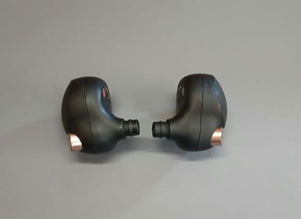 SONY　WF-1000XM4　ワイヤレス　ノイズキャンセリング　イヤホン　①