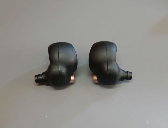 SONY　WF-1000XM4　ワイヤレス　ノイズキャンセリング　イヤホン　①