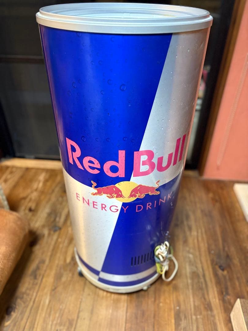 コ*ー様 値下げ‼️非売品 希少Red Bull 缶型 冷蔵庫キャスター付き