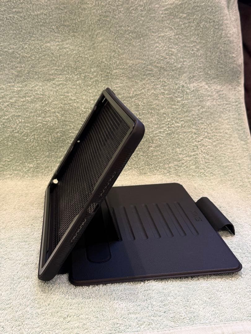 Apple iPad Wi-Fiモデル(第8世代) スタンドケース付き