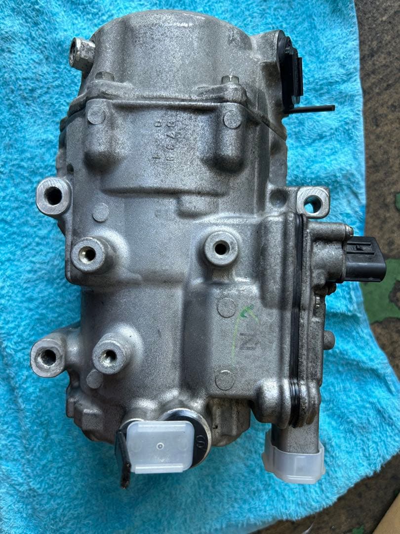 ZRR80G 80系ヴォクシーハイブリッド　コンプレッサー