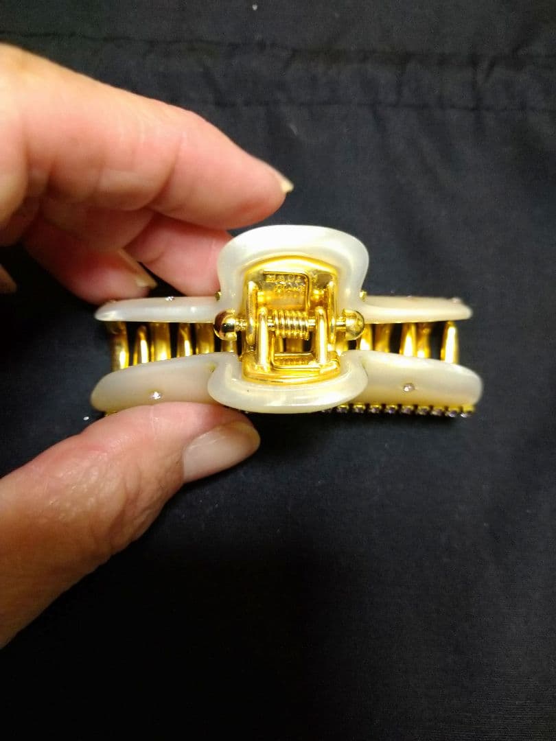 アッカ　ダブルクリスタルパールホワイトゴールドヘアクリップ