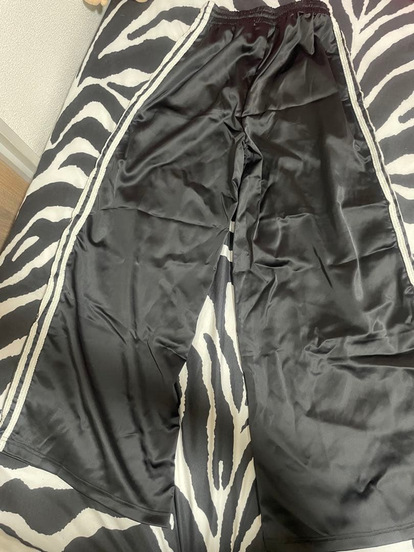 ADIDAS ORIGINALS サテン ワイドレッグパンツ