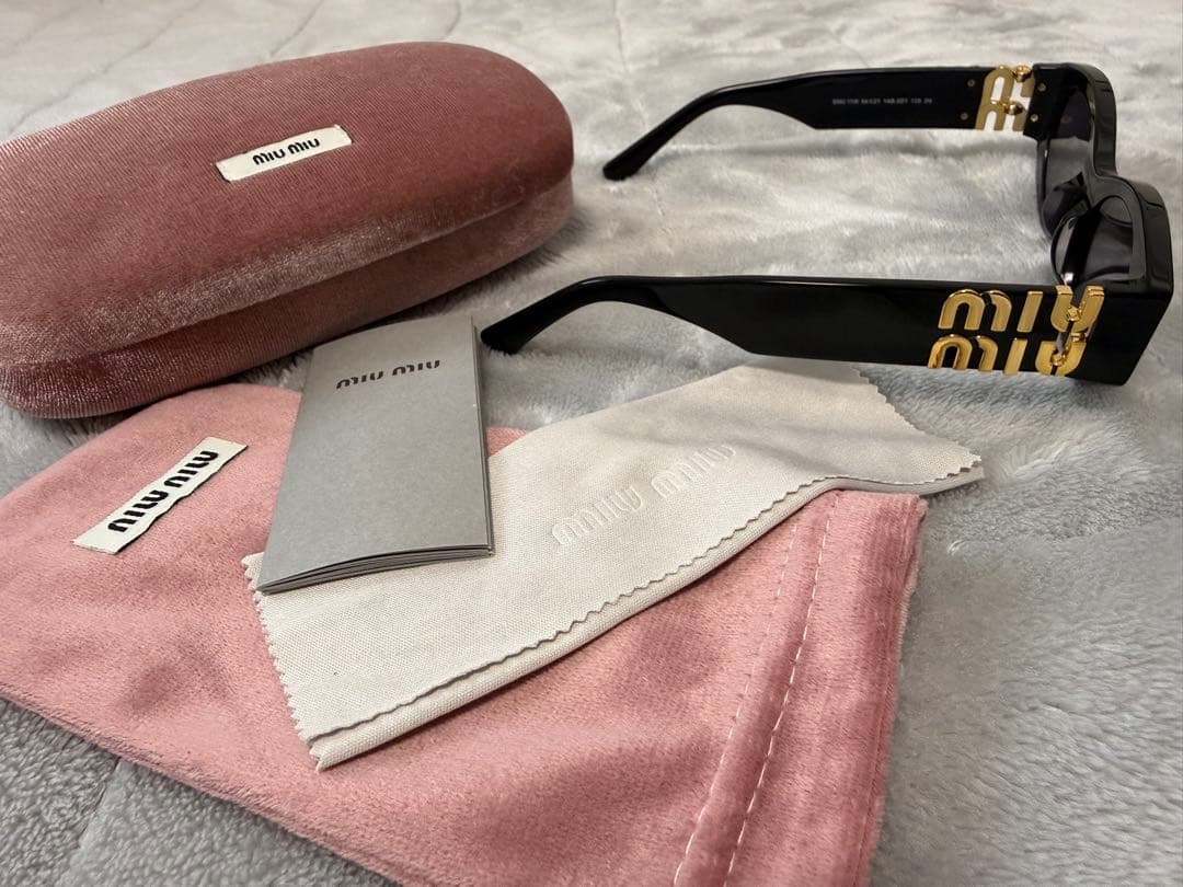 miu miu ブラックサングラス MU 13W 1S 0A0