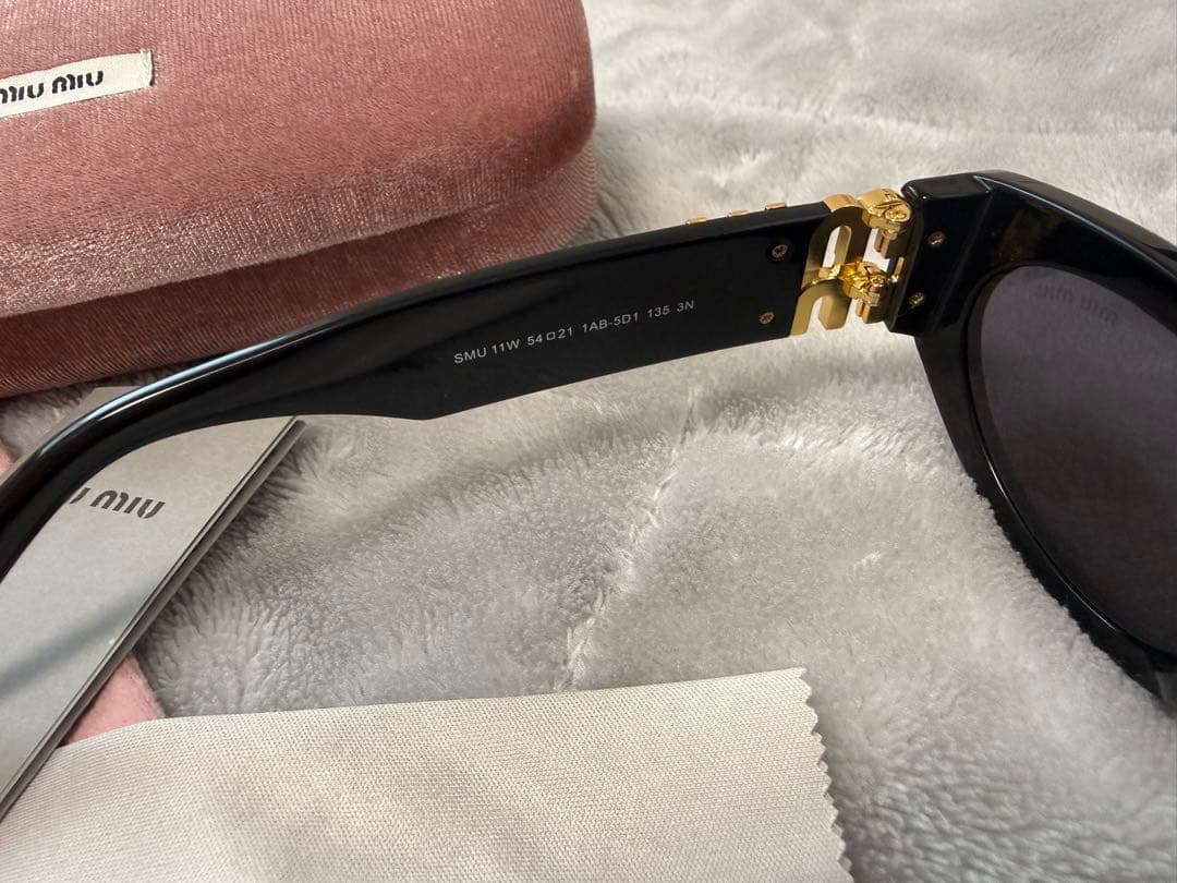 miu miu ブラックサングラス MU 13W 1S 0A0