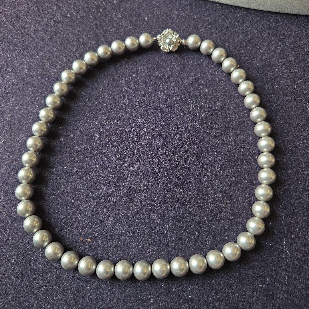 ウェイです。パールネックレスとイヤリング 　ケース付　8mm　グレー