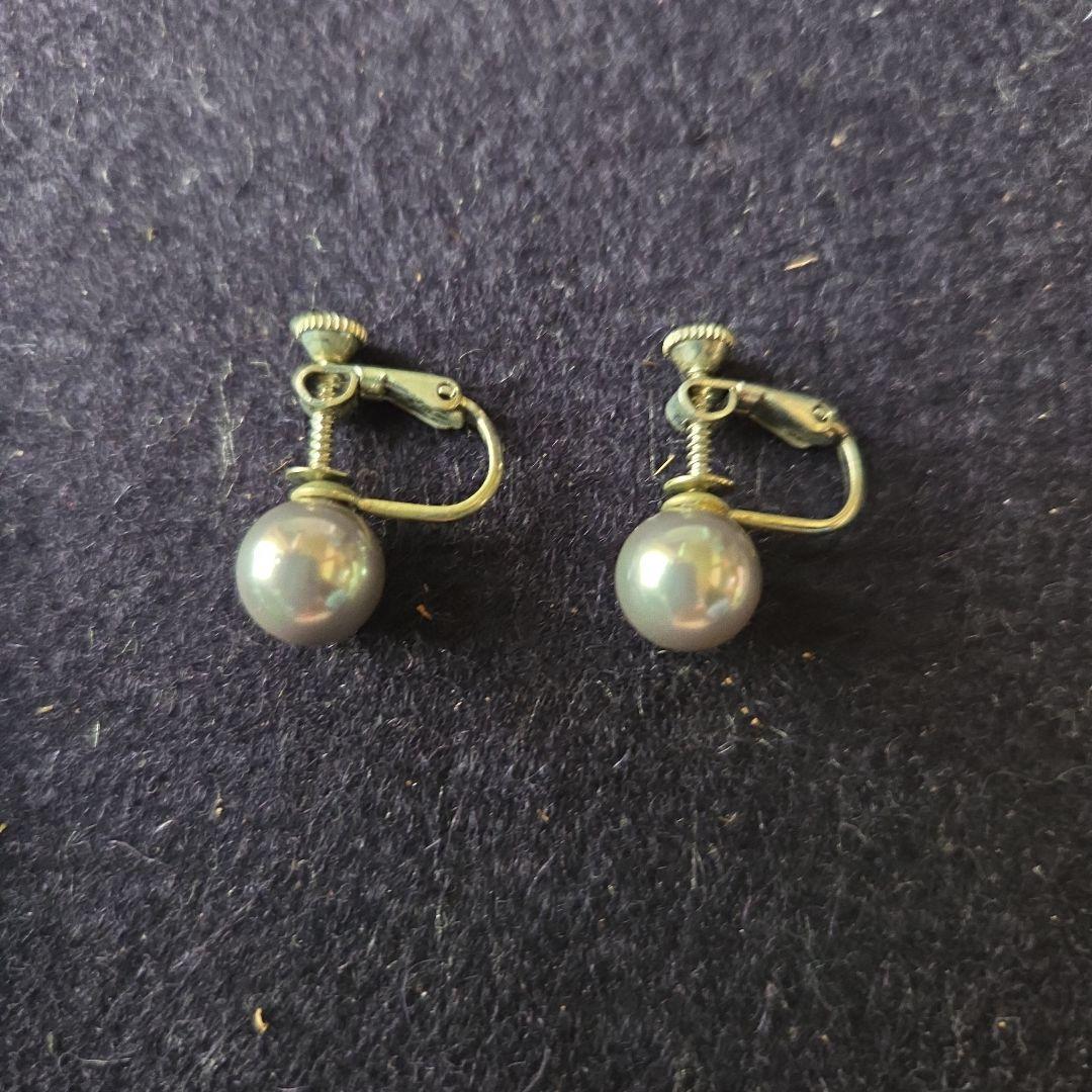 ウェイです。パールネックレスとイヤリング 　ケース付　8mm　グレー