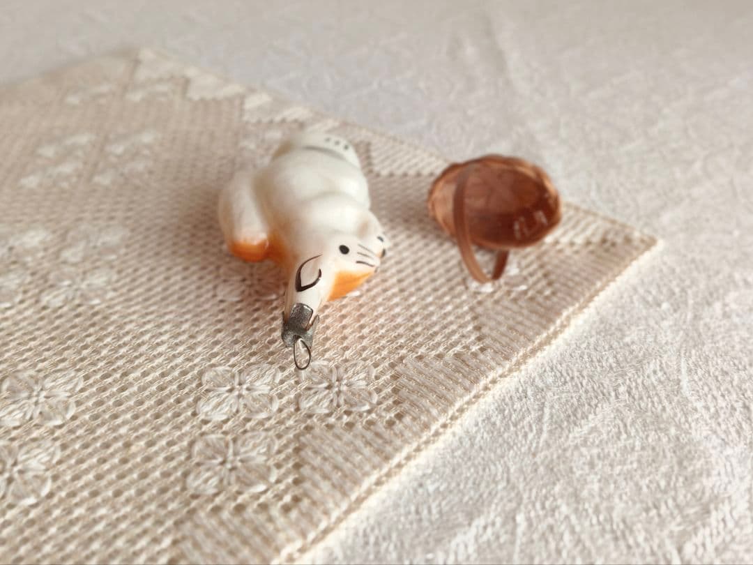 * vintage ornament ୨୧ * ミルク色ガラスの 素敵なリスさん