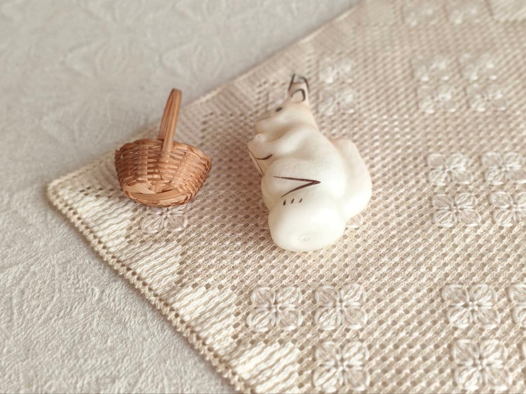 * vintage ornament ୨୧ * ミルク色ガラスの 素敵なリスさん