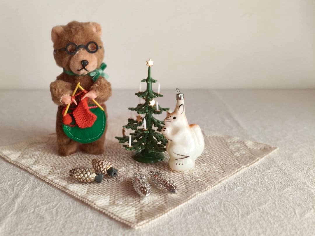 * vintage ornament ୨୧ * ミルク色ガラスの 素敵なリスさん