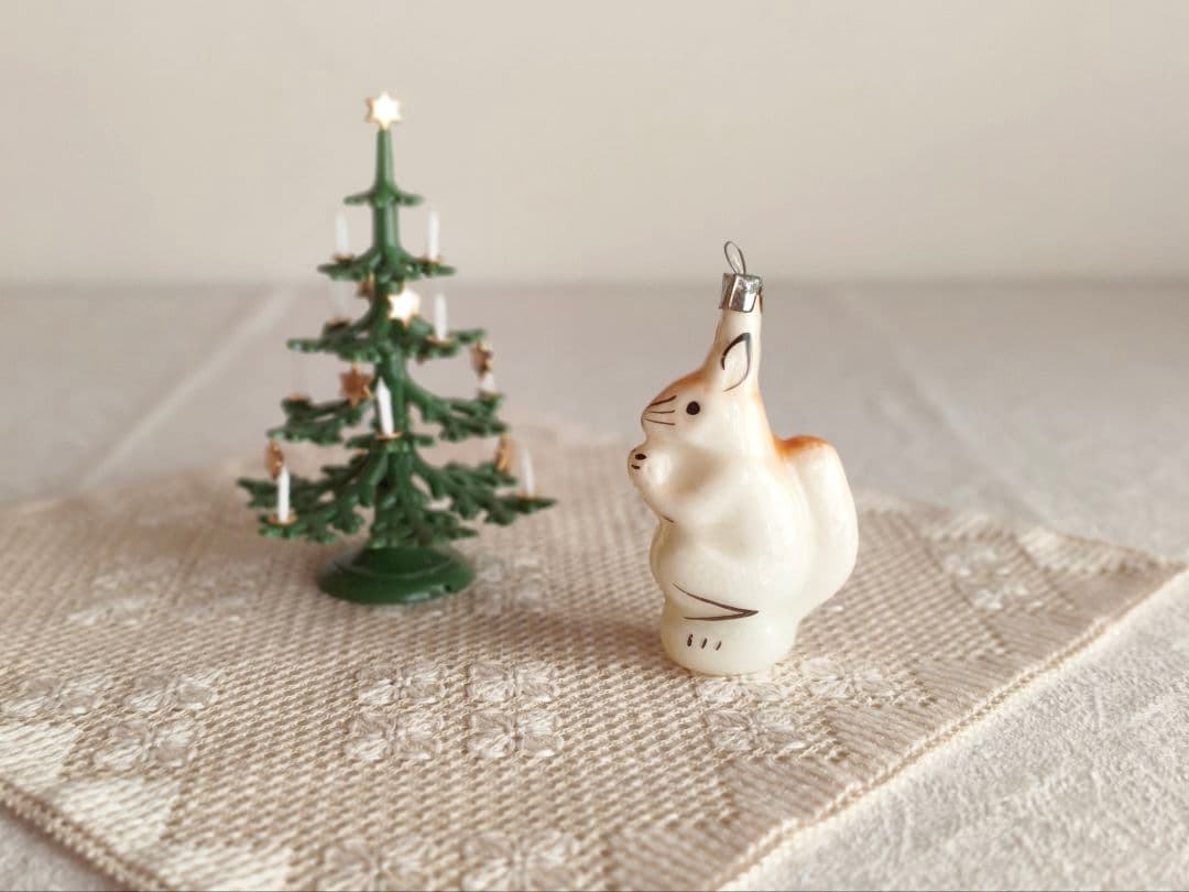 * vintage ornament ୨୧ * ミルク色ガラスの 素敵なリスさん