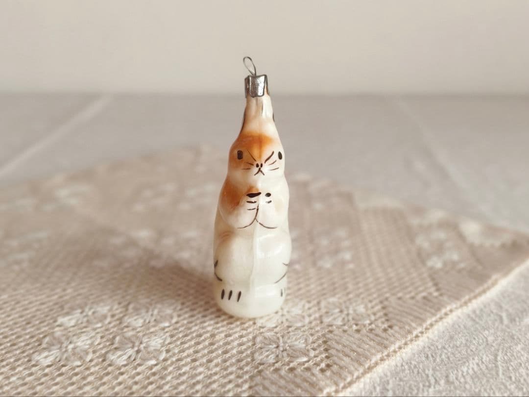 * vintage ornament ୨୧ * ミルク色ガラスの 素敵なリスさん