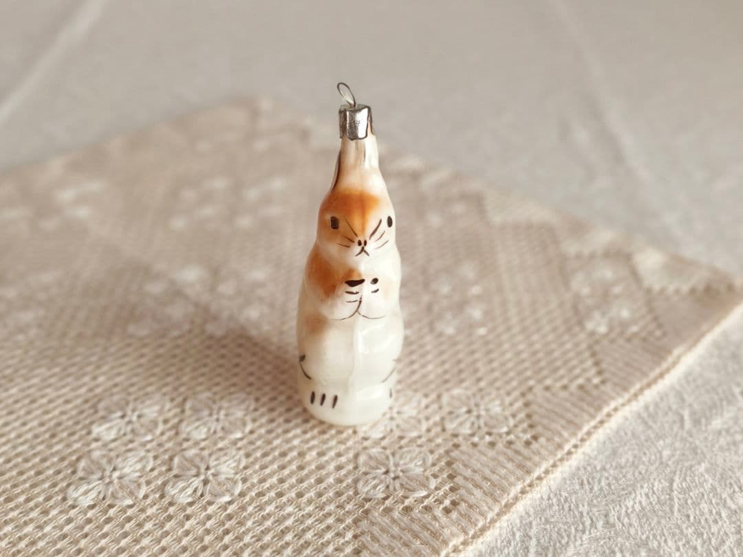 * vintage ornament ୨୧ * ミルク色ガラスの 素敵なリスさん