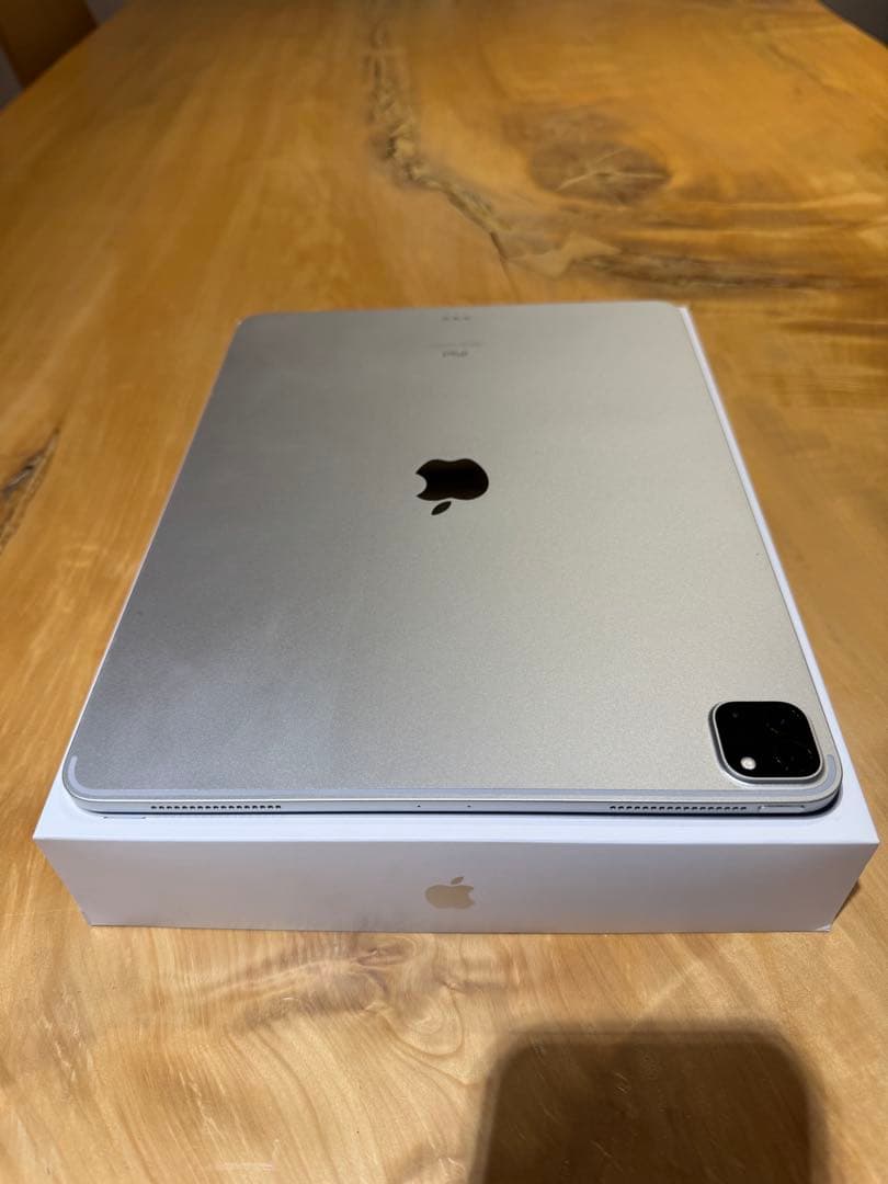 【美品】 iPad Pro 12.9第4世代+Magic Keyboard付き