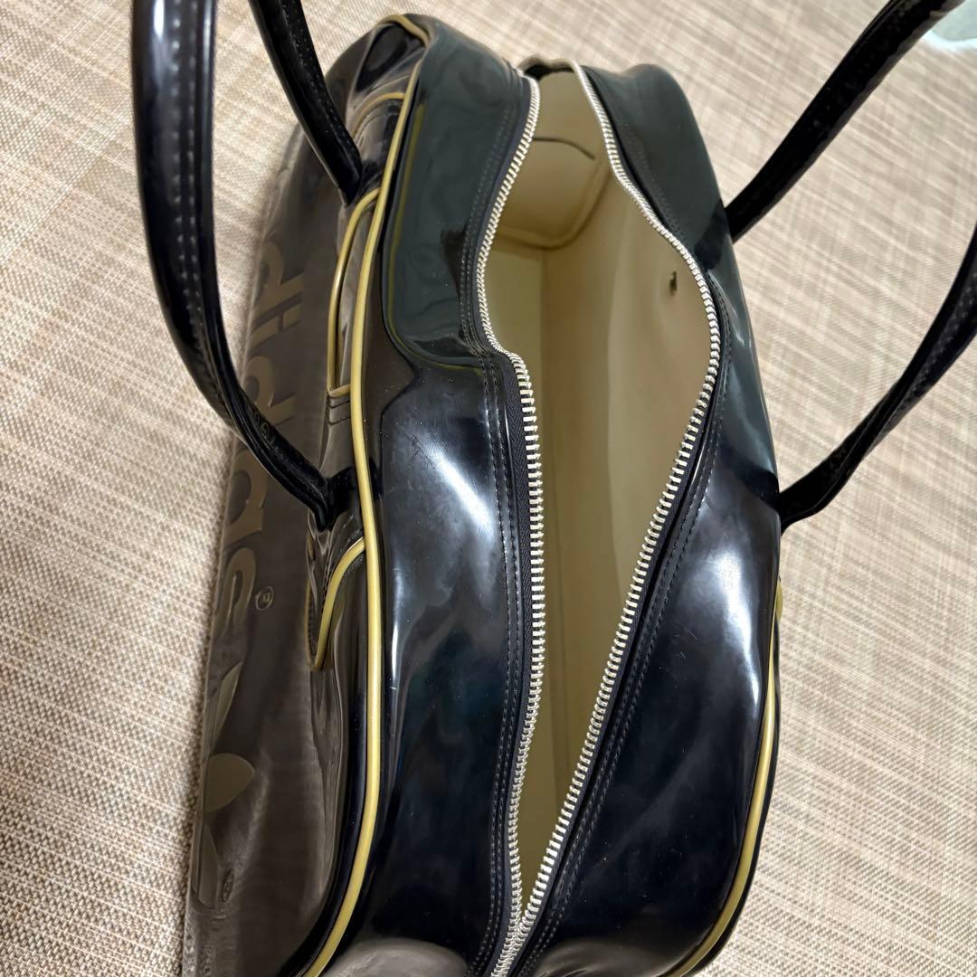 アディダス　adidas ボストンバッグ エナメル