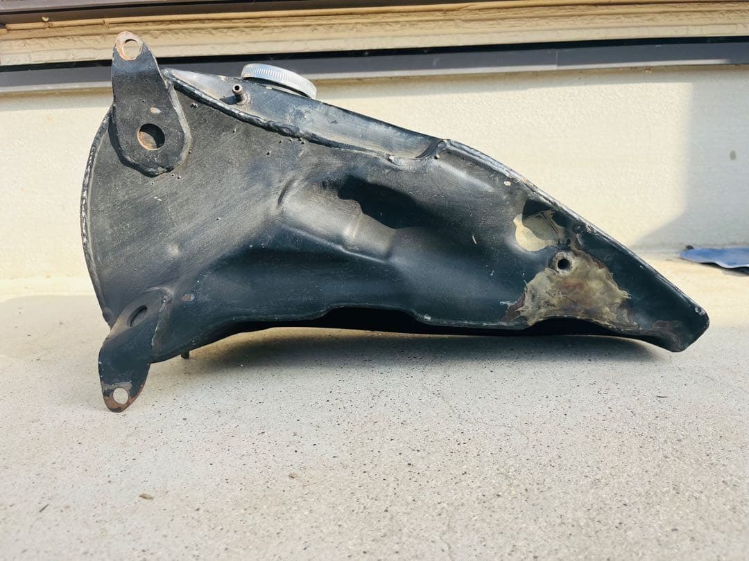 黒 ガソリンタンク 左右分割型