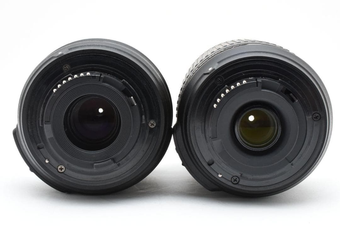 美品　ニコン D5600 ダブルズーム/SD64GB/専用ガラスフィルム/