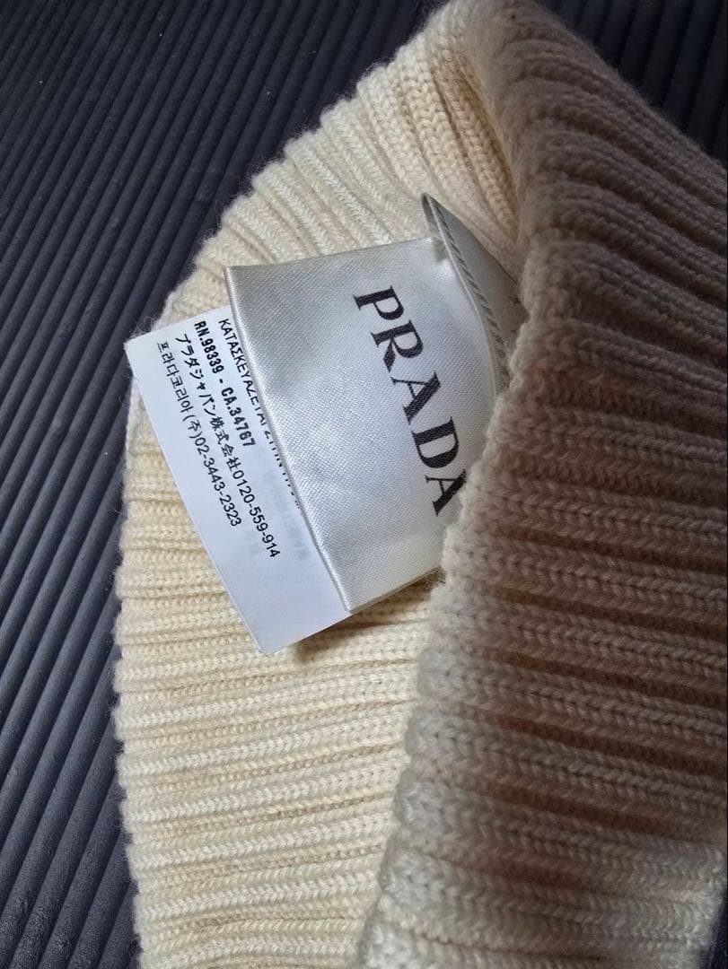 プラダスポーツ　ビーニー白