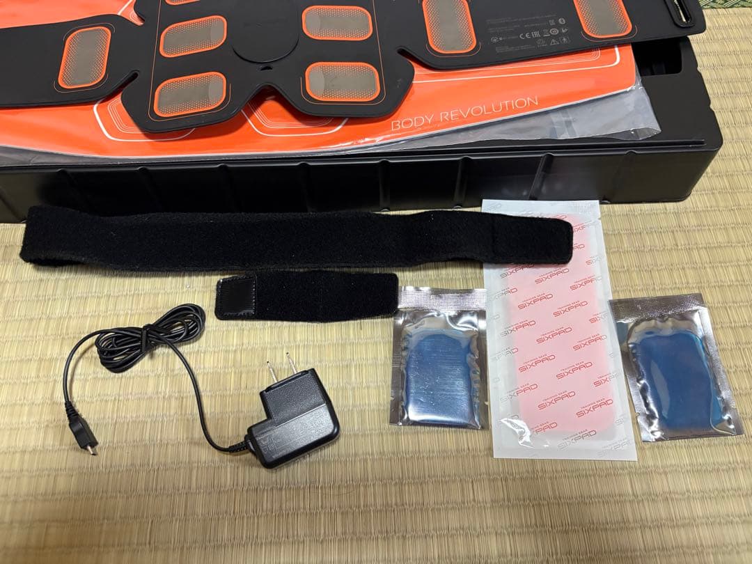 【超美品】新品パッド付　シックスパッド　アブズベルト　S/M/L