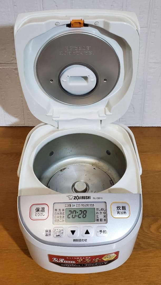 2024年製　 象印　炊飯器　5.5合炊き　極め炊き　黒釜　ホワイト系　調理家電