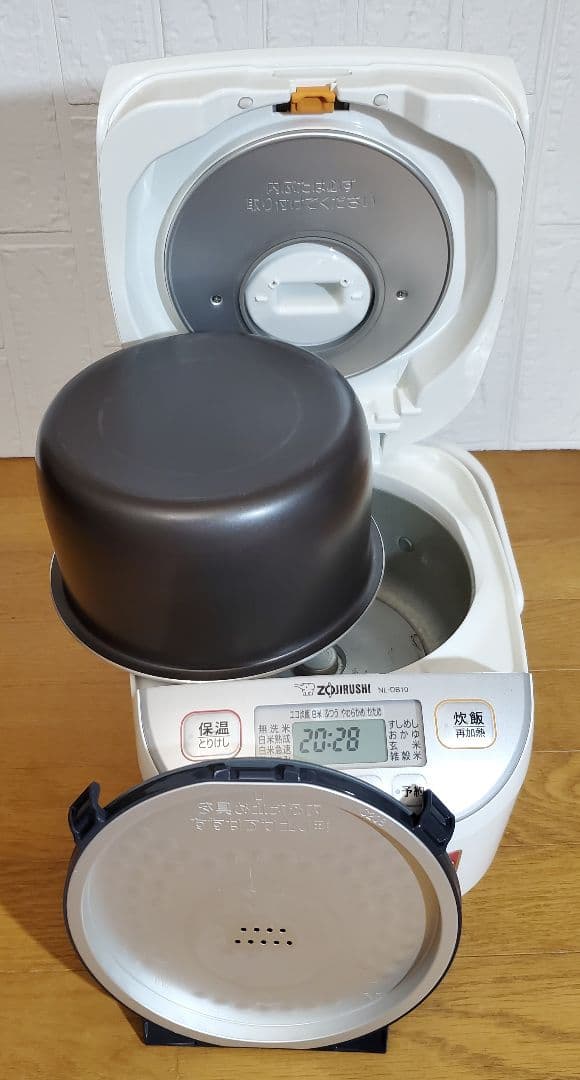 2024年製　 象印　炊飯器　5.5合炊き　極め炊き　黒釜　ホワイト系　調理家電