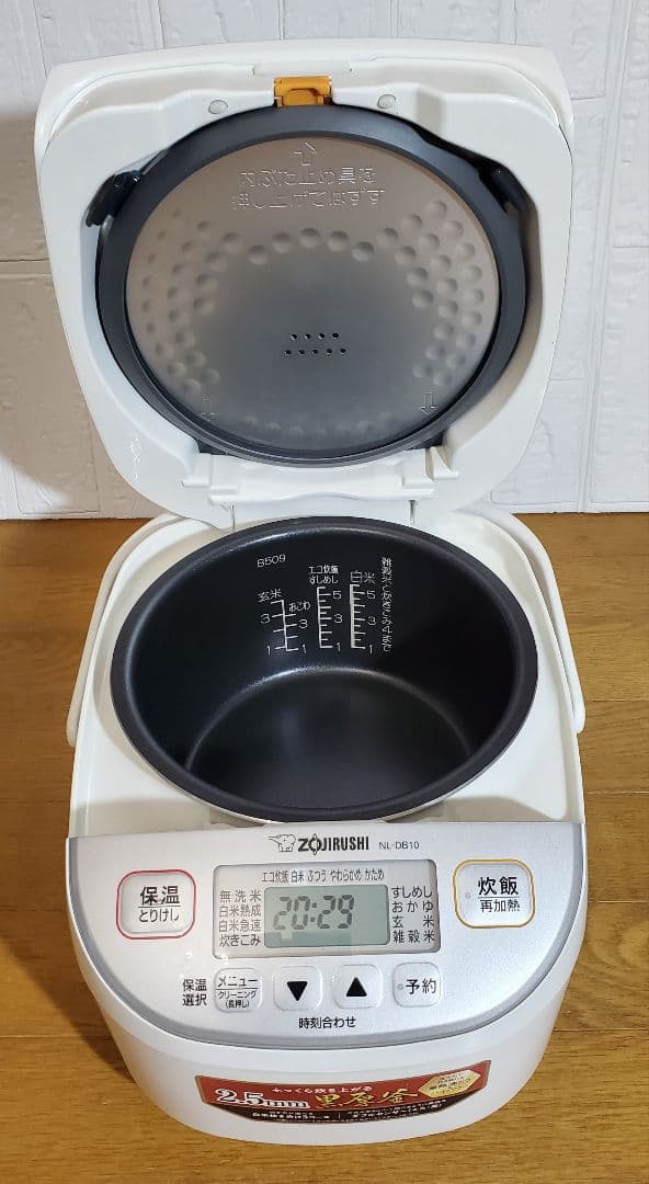 2024年製　 象印　炊飯器　5.5合炊き　極め炊き　黒釜　ホワイト系　調理家電