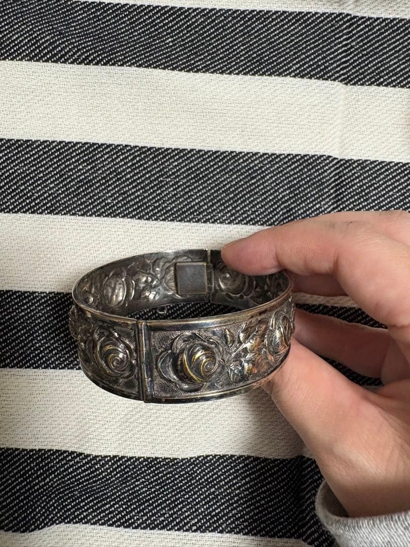 値下げ　アンティーク？　薔薇モチーフのシルバーバングル