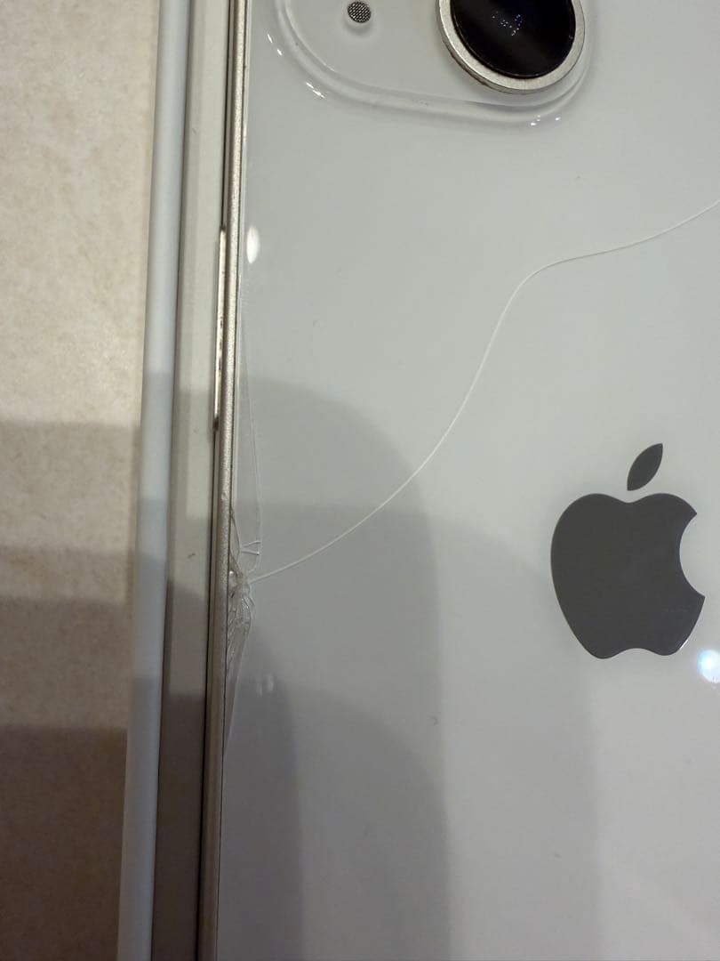 Apple iPhone 13 128GB ホワイト 本体 背面割れ