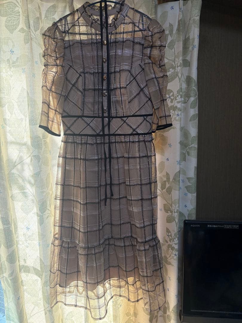 sobre ソブレ スパンコールチュールミディワンピース