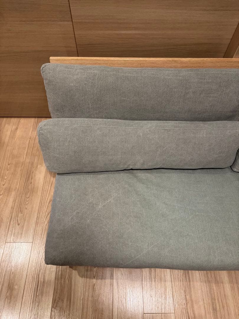 グレーソファ 背もたれクッション付き