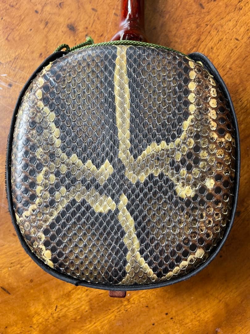 カラクイが美しい蛇皮三線 、バチその他ハードケース付き